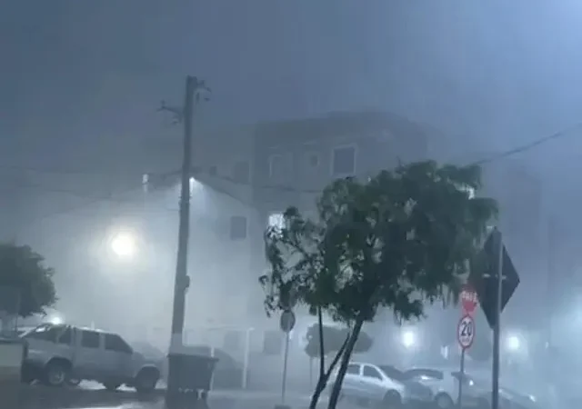 Temporal provoca estragos e registra mais de 3 mil raios em poucos minutos na Capital