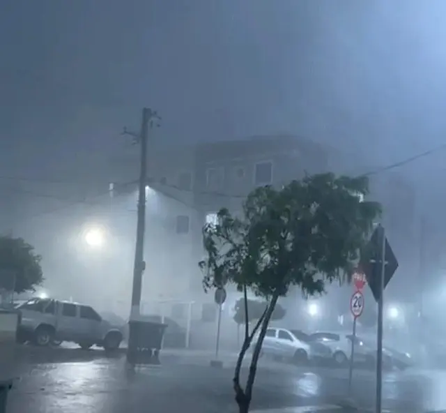 Temporal provoca estragos e registra mais de 3 mil raios em poucos minutos na Capital
