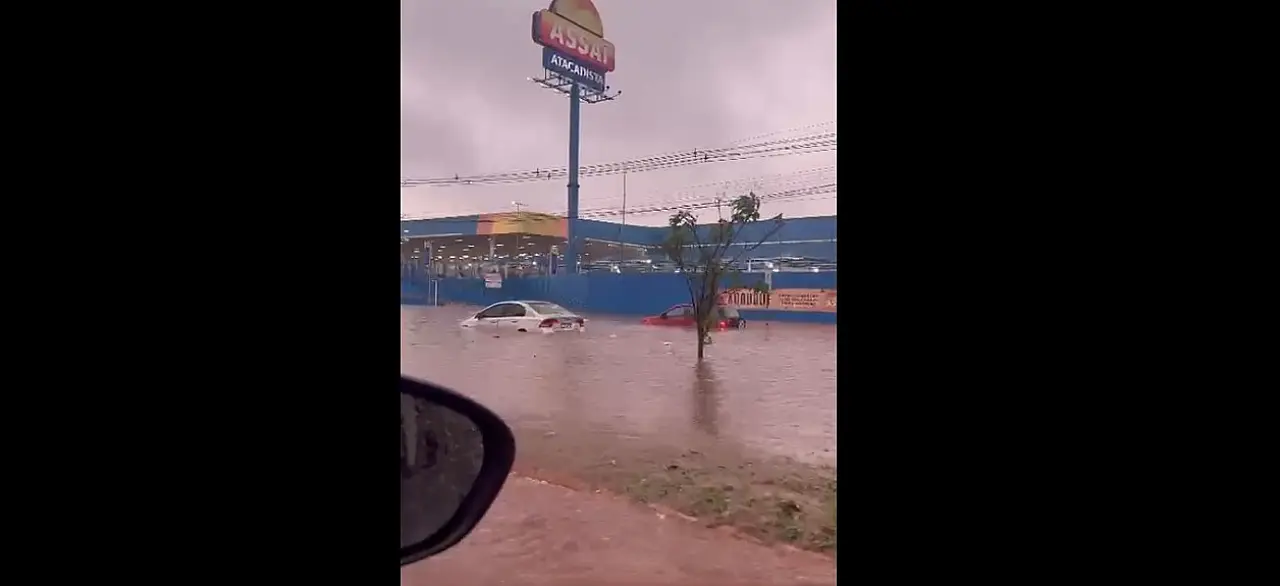 Chuva chega a 40,2 milímetros e provoca enchentes em Campo Grande