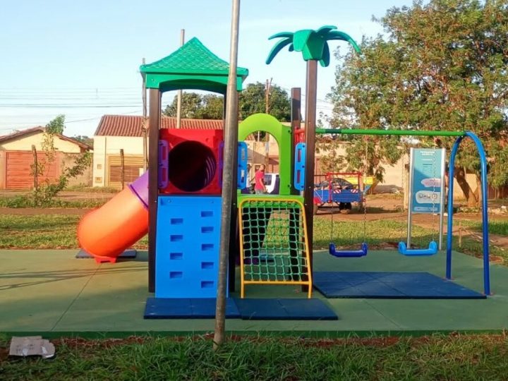 Prefeitura instala novos playgrounds infantis em bairros da Capital