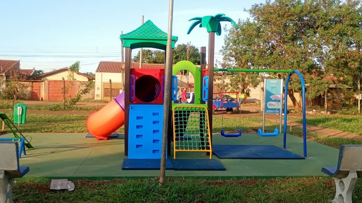 Prefeitura instala novos playgrounds infantis em bairros da Capital