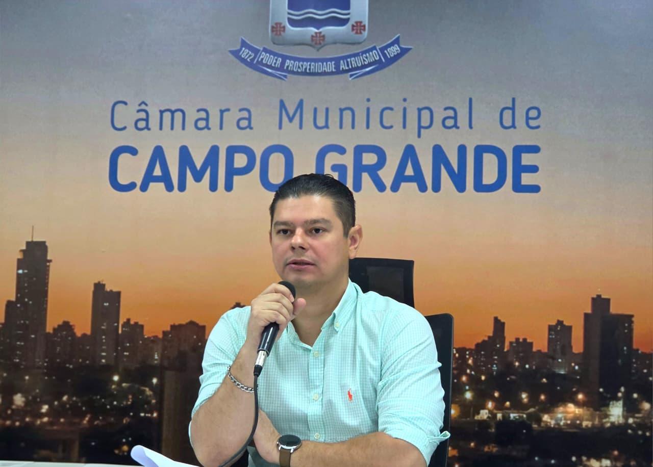 Presidente da Comissão de Finanças e Orçamento, Otávio Trad questiona as finanças do município em audiência pública