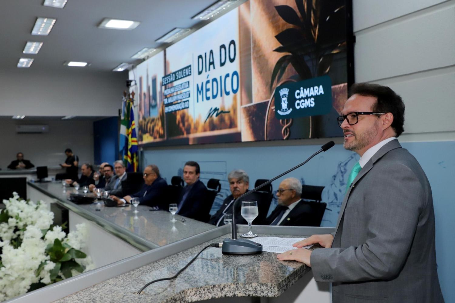 Dr. Lívio homenageia médicos de Campo Grande com Medalha Legislativa Dr. William Maksoud