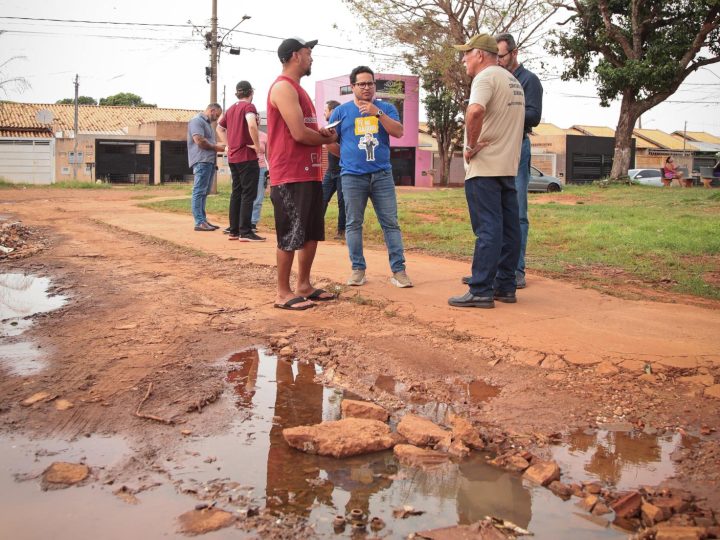 Pé no Bairro: Papy ouve moradores e cobra melhorias no entorno de praça esportiva do Itamaracá