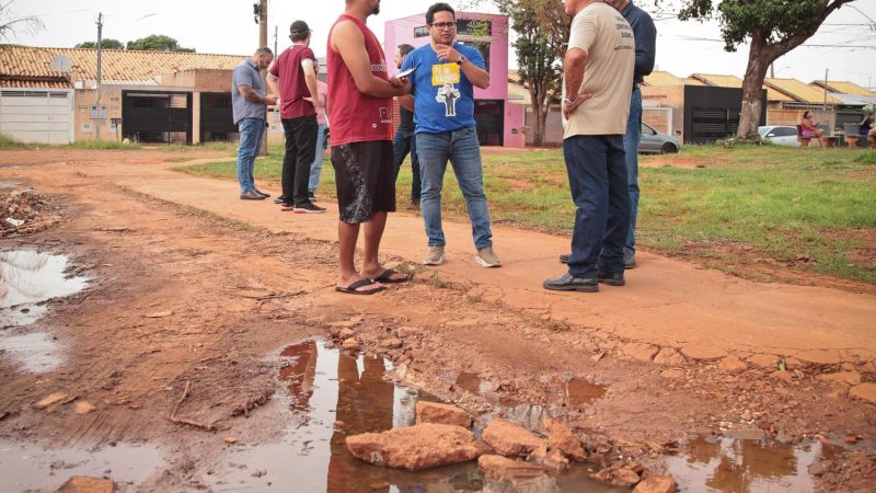 Pé no Bairro: Papy ouve moradores e cobra melhorias no entorno de praça esportiva do Itamaracá