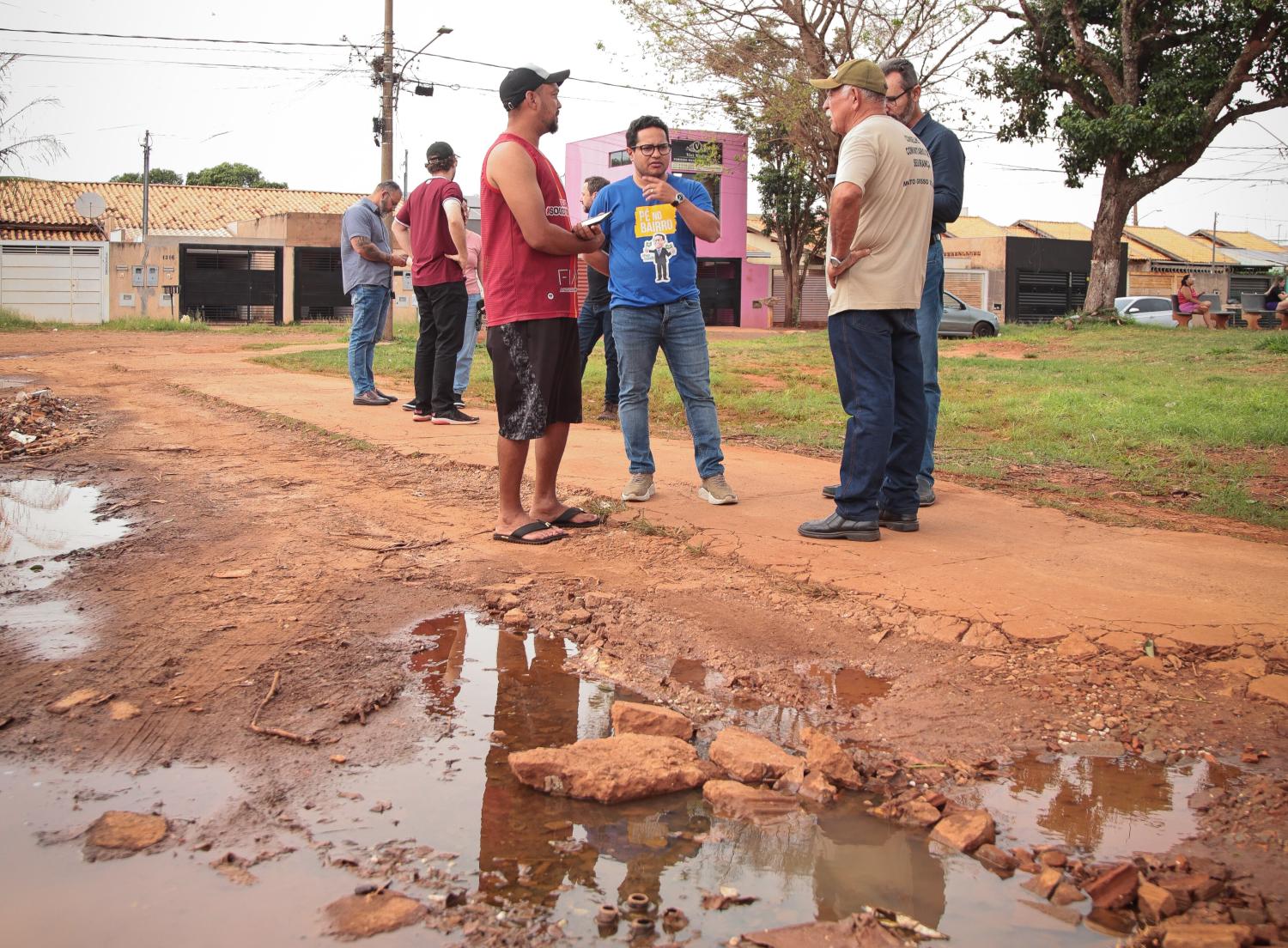 Pé no Bairro: Papy ouve moradores e cobra melhorias no entorno de praça esportiva do Itamaracá