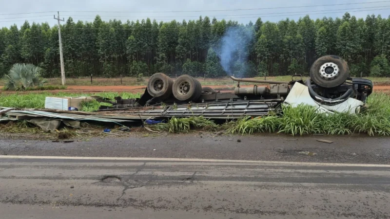 Caminhão capota na BR-267 e motorista morre ao ficar preso às ferragens