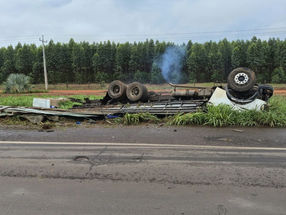 Caminhão capota na BR-267 e motorista morre ao ficar preso às ferragens