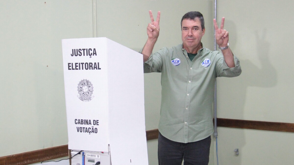 Eduardo Riedel é reeleito governador de MS com votação folgada