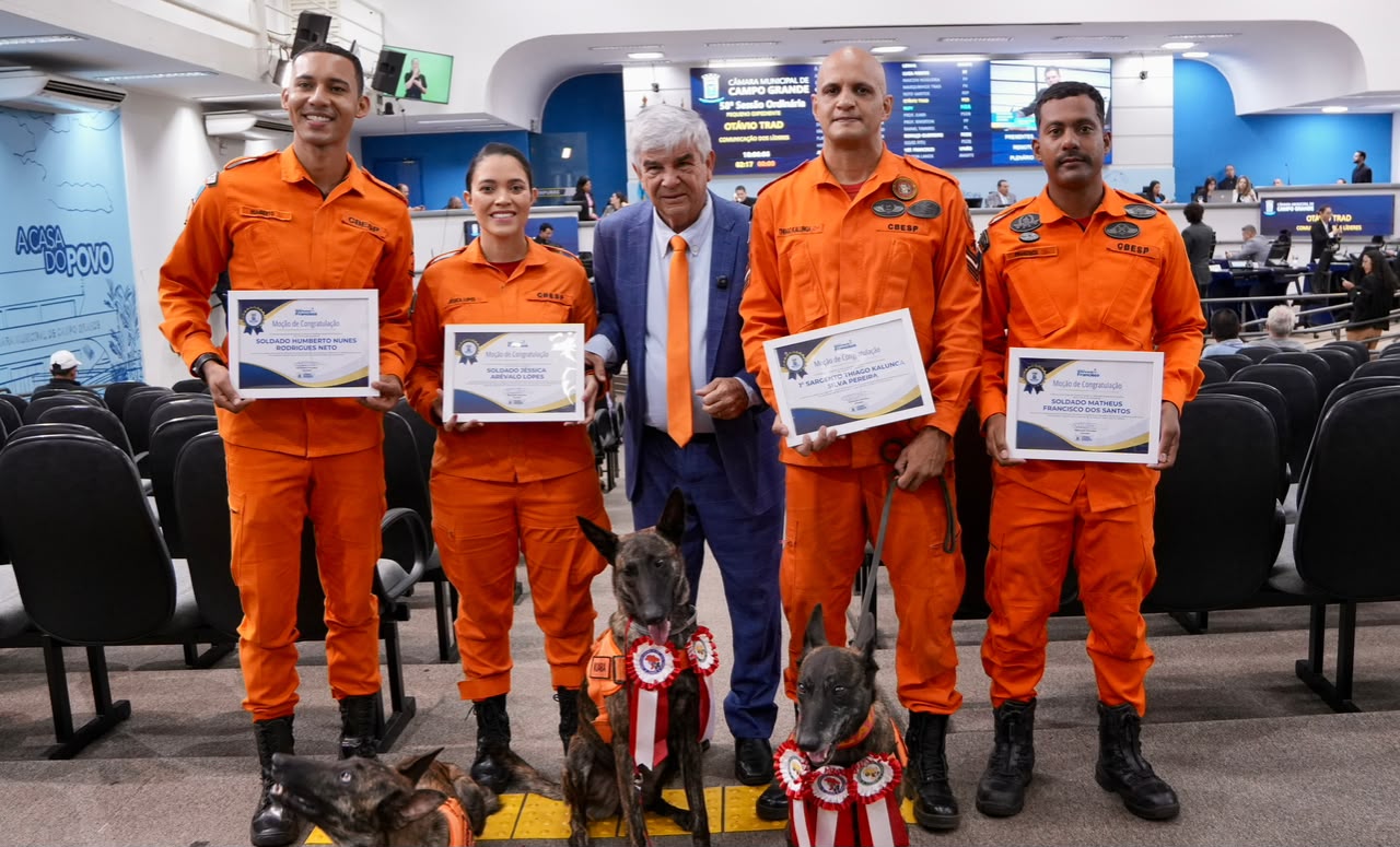 Vereador Veterinário Francisco homenageia cães do Corpo de Bombeiros de MS após certificação nacional