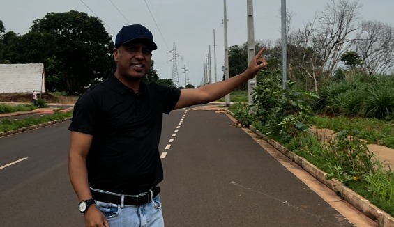 Junior Coringa acompanha instalação de postes para ampliar iluminação pública na região das Moreninhas