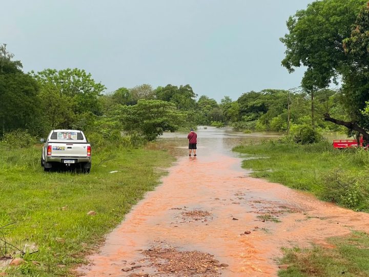 Chuvas intensas: Rio Apa transborda em Bela Vista e equipes de emergência atuam no resgate de famílias ribeirinhas