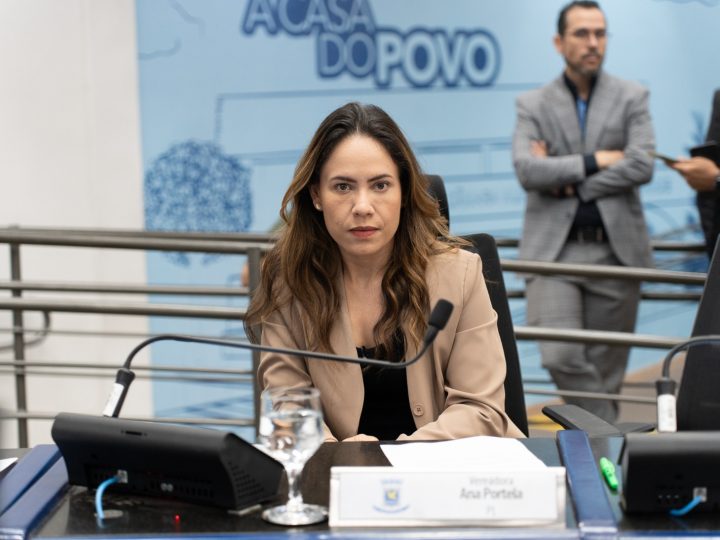 Ana Portela leva asfalto podre para a Câmara, assina CPI e detona prefeitura: “Gestão fadada ao fracasso”