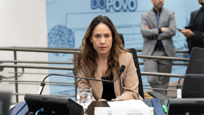 Ana Portela leva asfalto podre para a Câmara, assina CPI e detona prefeitura: “Gestão fadada ao fracasso”