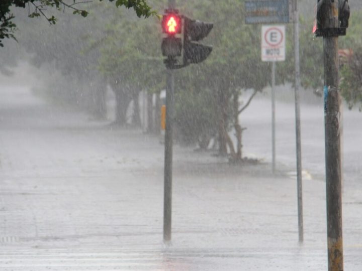 Chuva forte começa na Capital, e Defesa Civil emite alerta para tempestades
