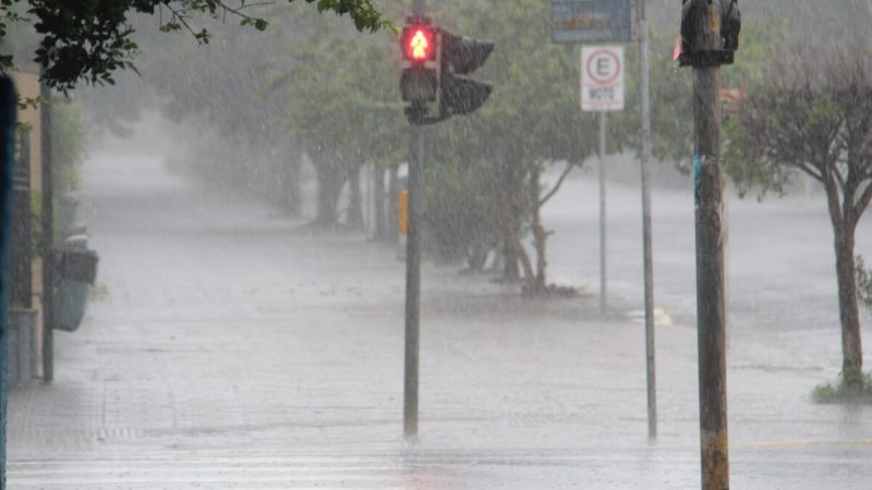 Chuva forte começa na Capital, e Defesa Civil emite alerta para tempestades