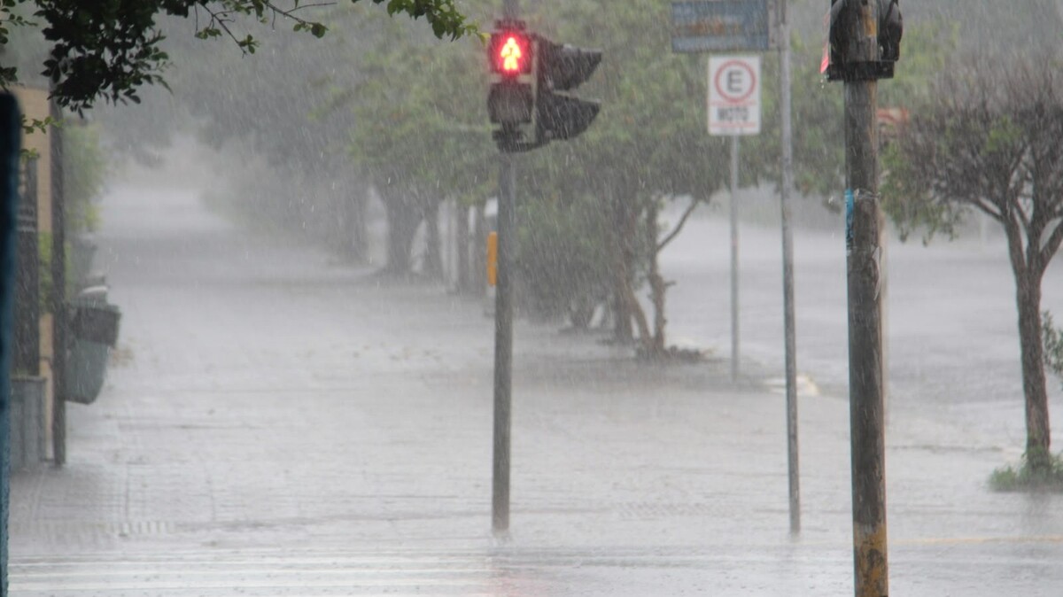 Chuva forte começa na Capital, e Defesa Civil emite alerta para tempestades